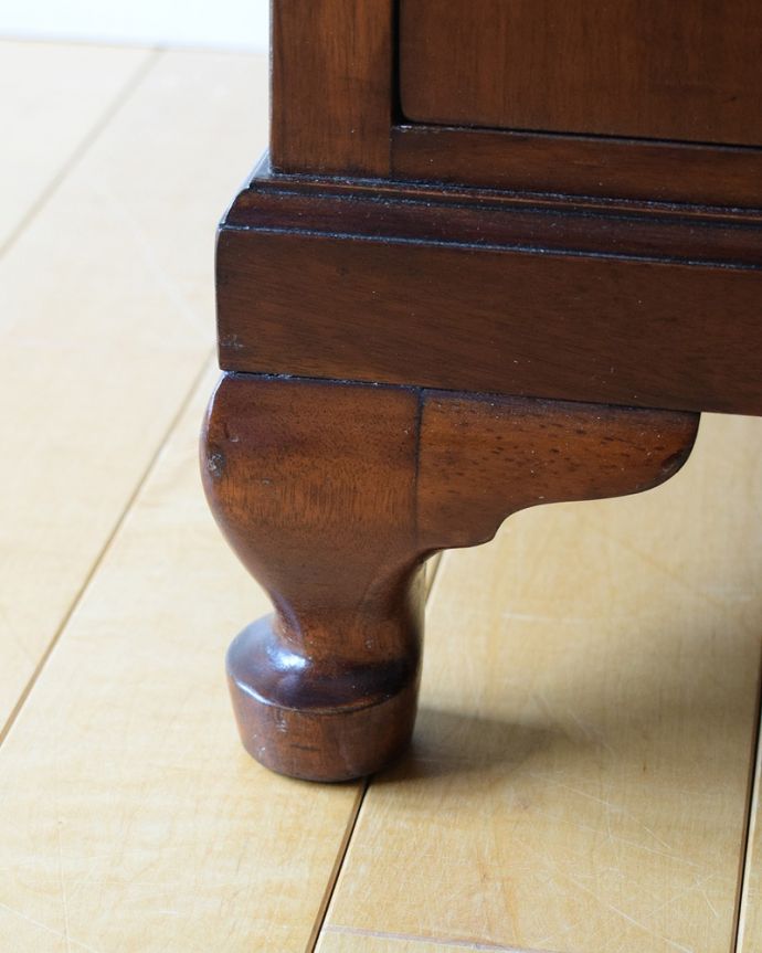 アンティークのチェスト　アンティーク家具　誰もが実用的に使いやすい収納力たっぷりの英国アンティークチェスト（5段）。女性1人でラクラク運べちゃう仕掛けHandleのアンティークは、脚の裏にフェルトキーパーをお付けしています。(k-2562k-f)