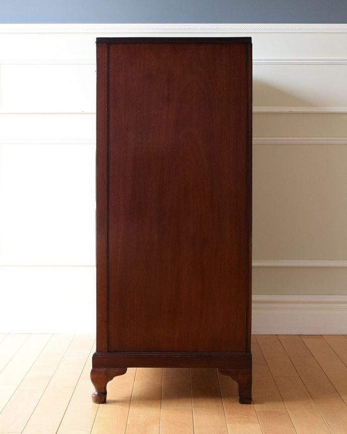 アンティークのチェスト　アンティーク家具　誰もが実用的に使いやすい収納力たっぷりの英国アンティークチェスト（5段）。横顔だってカッコいい横から見るとこんな感じです。(k-2562k-f)