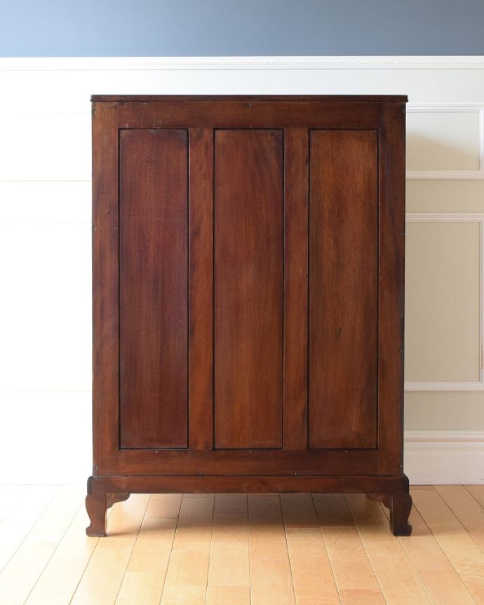 アンティークのチェスト　アンティーク家具　誰もが実用的に使いやすい収納力たっぷりの英国アンティークチェスト（5段）。後ろ姿にも自信アリ！アンティークは新品ではないので、経年変化によるキズはありますが、専門の職人がキレイに修復したので後ろ姿にも自信があります。(k-2562k-f)