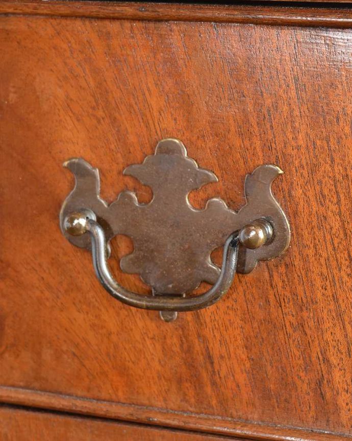 アンティークのチェスト　アンティーク家具　高級材を贅沢に使用したアンティーク家具、トールボーイ６段チェスト。開ける度にワクワクする取っ手アンティークらしいデザインの取っ手をそっと引っ張って中を開けるたびに、宝箱を開けている気分です。(k-2563-f)