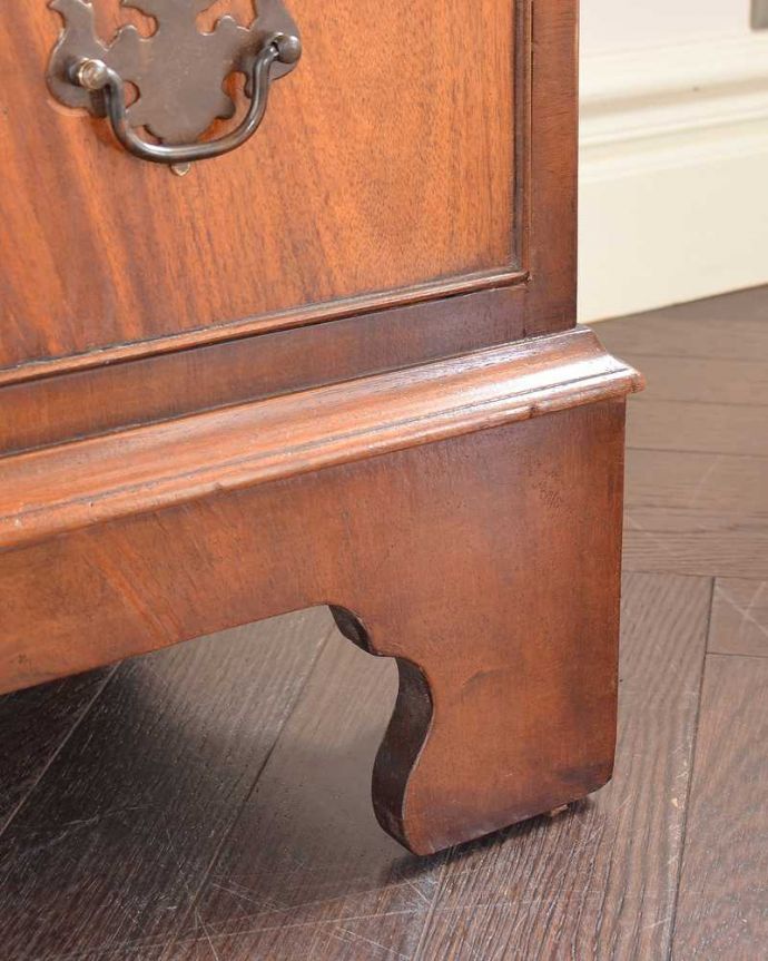 アンティークのチェスト　アンティーク家具　高級材を贅沢に使用したアンティーク家具、トールボーイ６段チェスト。女性1人でラクラク運べちゃう仕掛けHandleのアンティークは、脚の裏にフェルトキーパーをお付けしています。(k-2563-f)