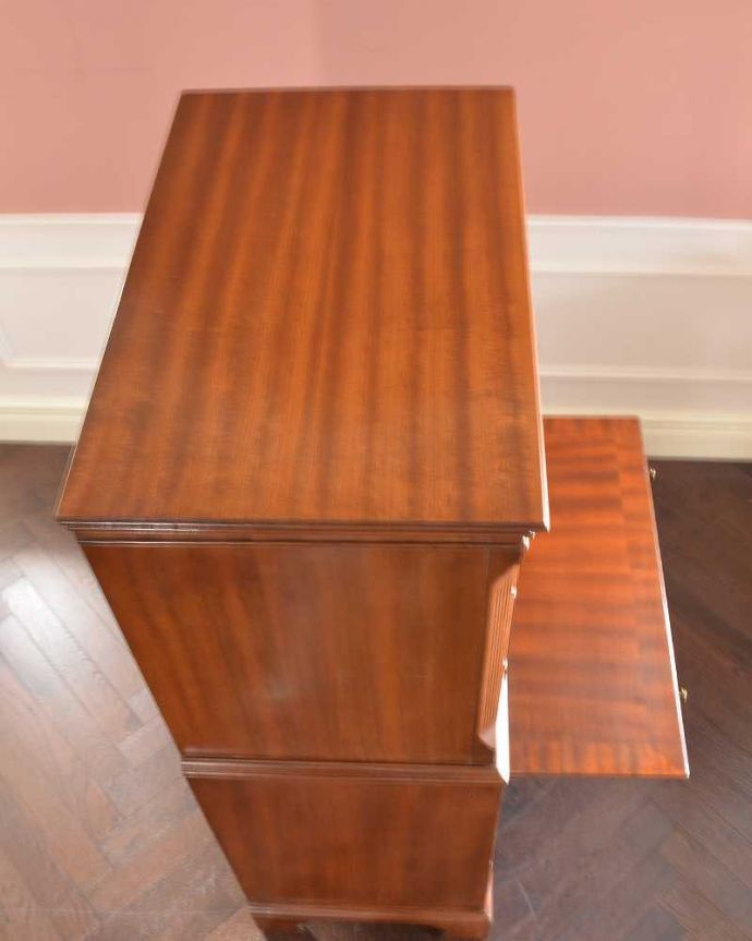 アンティークのチェスト　アンティーク家具　高級材を贅沢に使用したアンティーク家具、トールボーイ６段チェスト。何を置こうかな･･･？チェストを形を上から見るとこんな感じです。(k-2563-f)