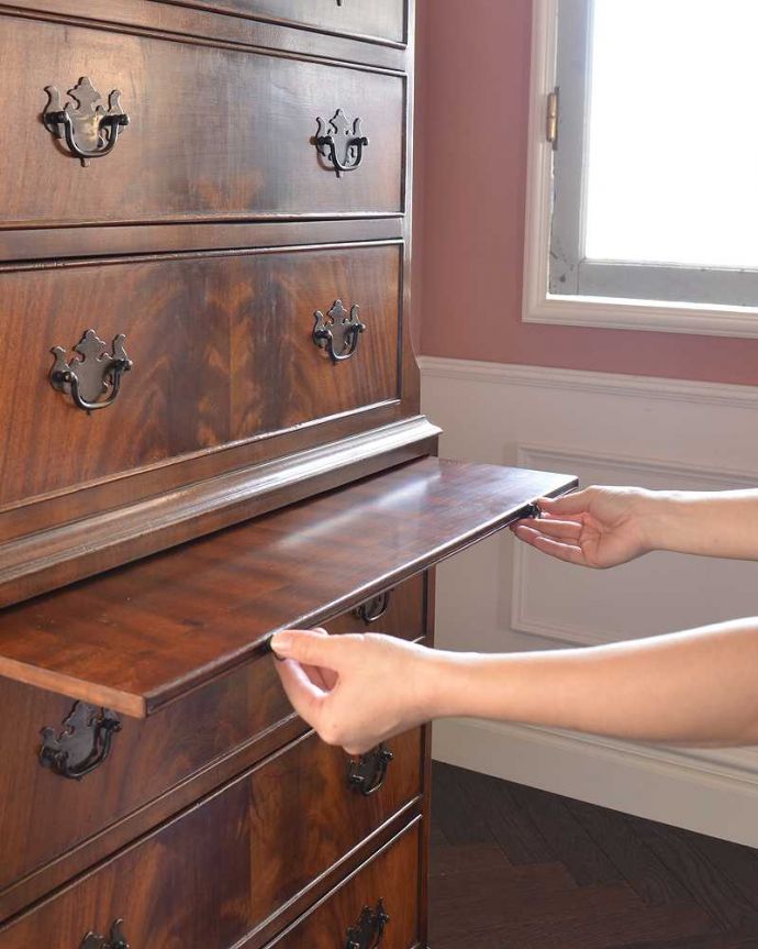 アンティークのチェスト　アンティーク家具　高級材を贅沢に使用したアンティーク家具、トールボーイ６段チェスト。便利に使える作業台付き引っ張り出すと、ちょっとモノを置いて使うのに便利なスライドトレイが出てきます。(k-2563-f)