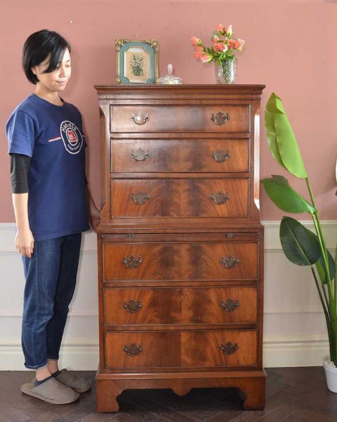アンティークのチェスト　アンティーク家具　高級材を贅沢に使用したアンティーク家具、トールボーイ６段チェスト。チェストの上に、もう1つチェスト！まるで2つのチェストが重なっているようなデザインのトールボーイ。(k-2563-f)