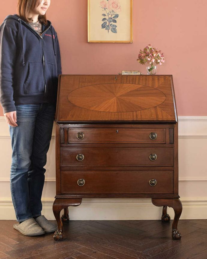 ビューロー　アンティーク家具　英国輸入の美しいアンティーク家具、優雅なライティングビューロー。1台でチェストとデスク両方使える便利な家具扉を倒すとあっという間にデスクになっちゃうビューロー。(k-2564-f)