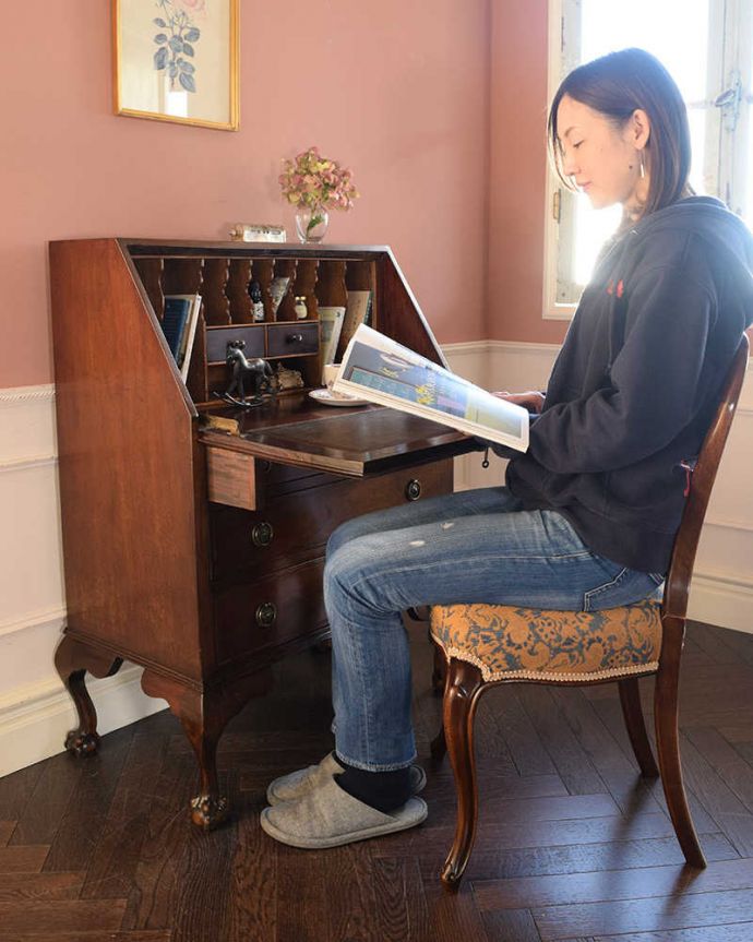 ビューロー　アンティーク家具　英国輸入の美しいアンティーク家具、優雅なライティングビューロー。あっという間に自分だけのデスクビューロー部分の扉を前に開くとデスクになっちゃう便利さ。(k-2564-f)