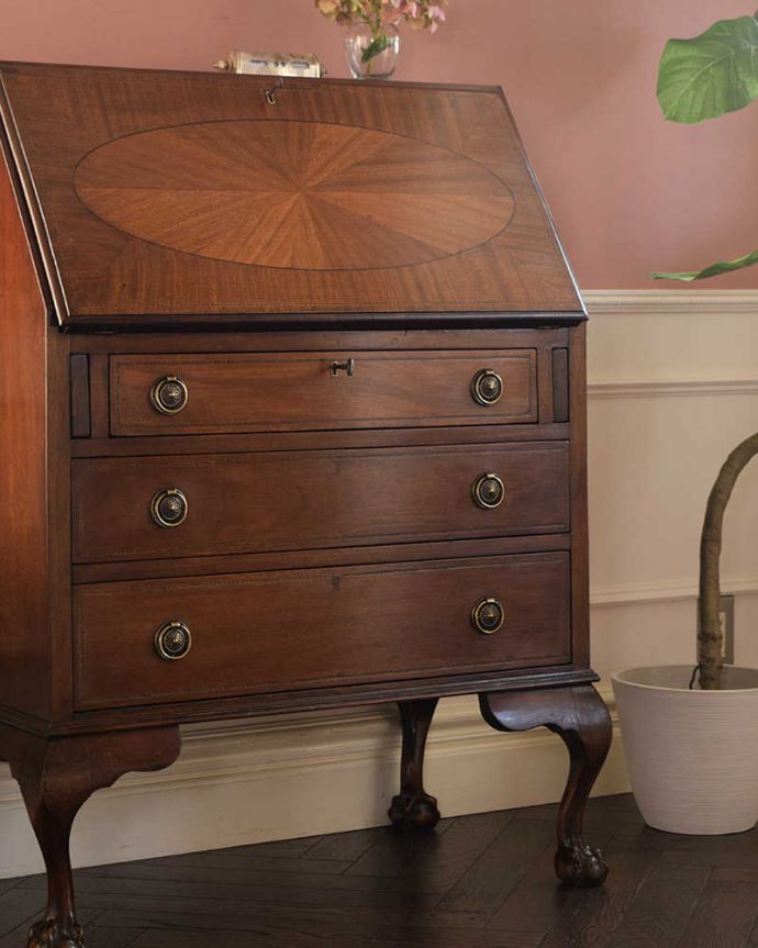 ビューロー　アンティーク家具　英国輸入の美しいアンティーク家具、優雅なライティングビューロー。アンティークだから手に入る木目の美しさ高級な木材の木目が美しい部分だけを使って造られたビューローは木目自体が装飾。(k-2564-f)