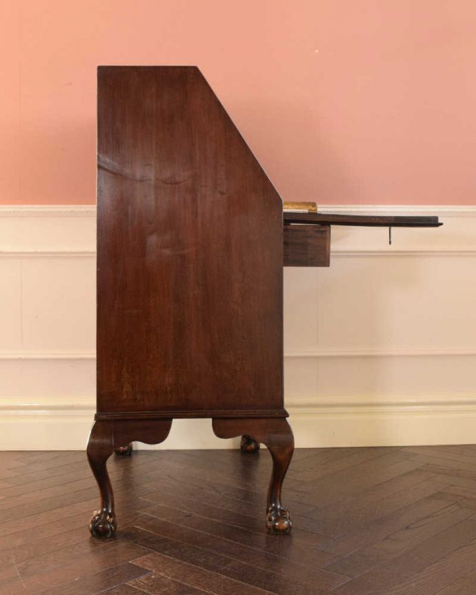 ビューロー　アンティーク家具　英国輸入の美しいアンティーク家具、優雅なライティングビューロー。横から見ても素敵なんですもちろん、横から見られてもいいようにキレイに仕上げてあります。(k-2564-f)