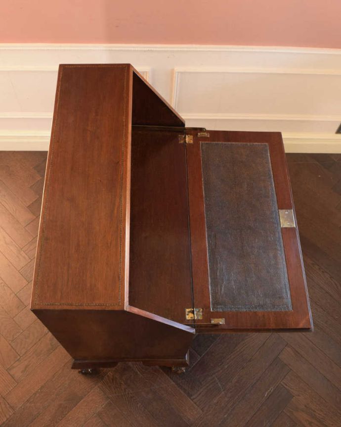 ビューロー　アンティーク家具　英国輸入の美しいアンティーク家具、優雅なライティングビューロー。気になるデスクの天板やっぱりデスクで一番気になるのが天板。(k-2564-f)