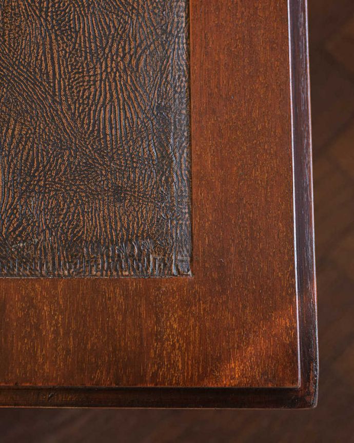 ビューロー　アンティーク家具　英国輸入の美しいアンティーク家具、優雅なライティングビューロー。デスクの天板を見てみると･･･気になる天板部分もキレイにお直ししました。(k-2564-f)