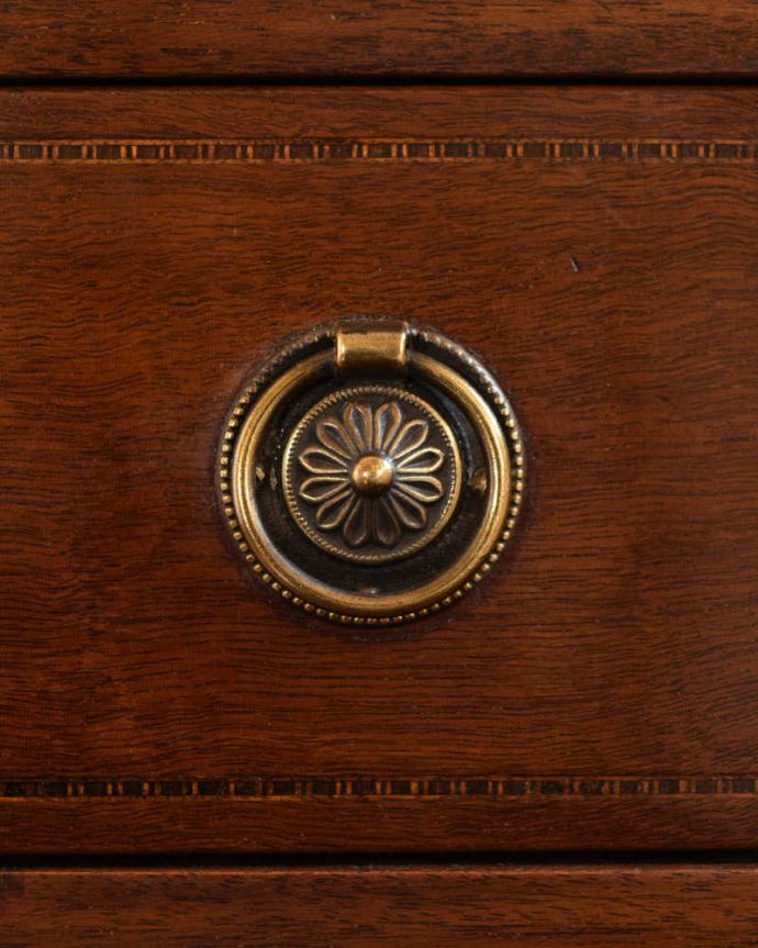 ビューロー　アンティーク家具　英国輸入の美しいアンティーク家具、優雅なライティングビューロー。いろんな場所にアンティークらしさ取っ手もアンティークらしいこだわったデザイン。(k-2564-f)