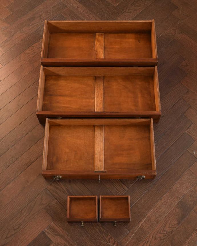 ビューロー　アンティーク家具　英国輸入の美しいアンティーク家具、優雅なライティングビューロー。普段の主役は収納たっぷりのチェストデスクとして使わない時も、たっぷりの引き出し収納が付いたビューローはチェストとして使えます。(k-2564-f)