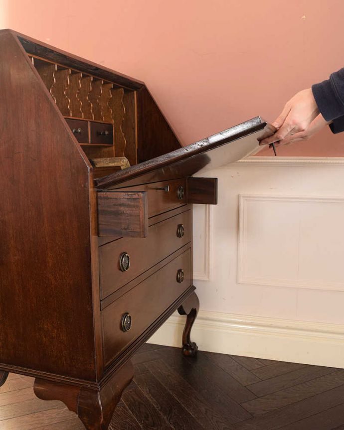 ビューロー　アンティーク家具　英国輸入の美しいアンティーク家具、優雅なライティングビューロー。あっという間に簡単デスクビューロー部分の扉を前に倒すだけで、デスクが登場！もちろん女性でも簡単です。(k-2564-f)