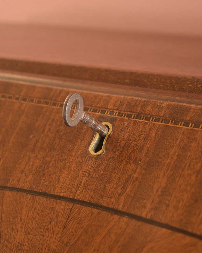 ビューロー　アンティーク家具　英国輸入の美しいアンティーク家具、優雅なライティングビューロー。ビューロー部分もカギで開け閉めデスクになる扉もカギで開け閉め出来るから、クルっと回す度になんだかワクワクしちゃうんです。(k-2564-f)