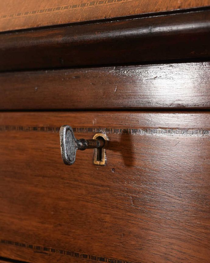 ビューロー　アンティーク家具　英国輸入の美しいアンティーク家具、優雅なライティングビューロー。大切なものも収納出来ますおとぎ話に出てくるような可愛いアンティークの鍵が付いています。(k-2564-f)
