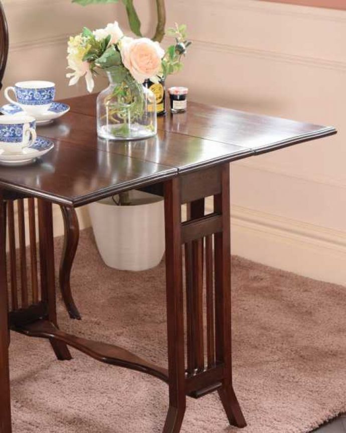 アンティークのテーブル アンティーク家具 英国の優雅なアンティーク家具、伸張式のサザーランドテーブル。自慢はやっぱりゲート(門)のような脚まるでゲート(門)が開くような脚の形から名前が付けられたゲートレッグテーブル。(k-2565-f)