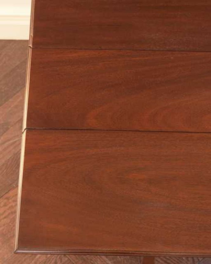 アンティークのテーブル アンティーク家具 英国の優雅なアンティーク家具、伸張式のサザーランドテーブル。近づいて見てみると・・・時間と手間暇を掛けて職人が丁寧にお直しした天板は、木目も美しいんです。(k-2565-f)