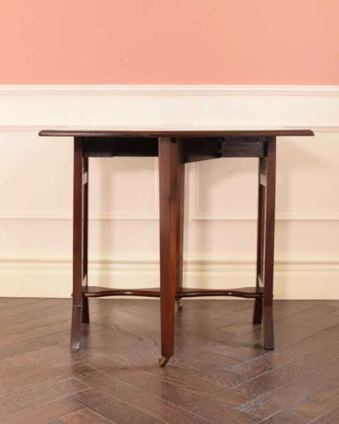 アンティークのテーブル アンティーク家具 英国の優雅なアンティーク家具、伸張式のサザーランドテーブル。クルッと回転。(k-2565-f)