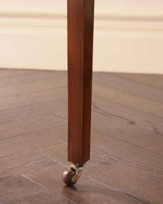 アンティークのテーブル アンティーク家具 英国の優雅なアンティーク家具、伸張式のサザーランドテーブル。女性1人でラクラク運べちゃうんですキャスター付きの脚。(k-2565-f)