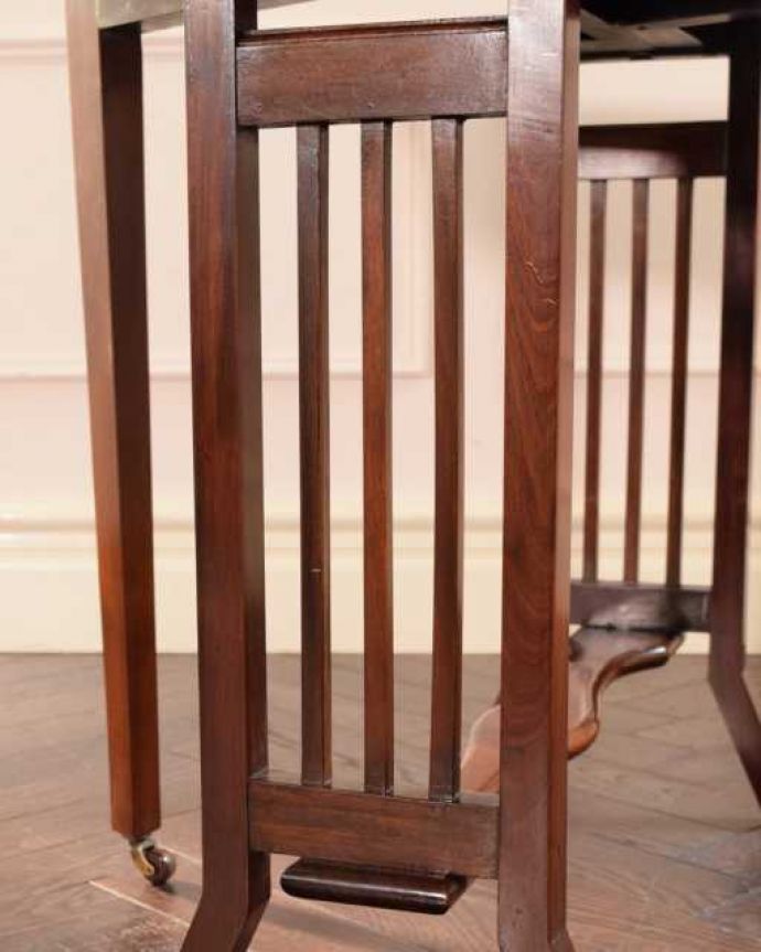 アンティークのテーブル アンティーク家具 英国の優雅なアンティーク家具、伸張式のサザーランドテーブル。うっとりする美しさアンティークだから手に入る美しい彫。(k-2565-f)