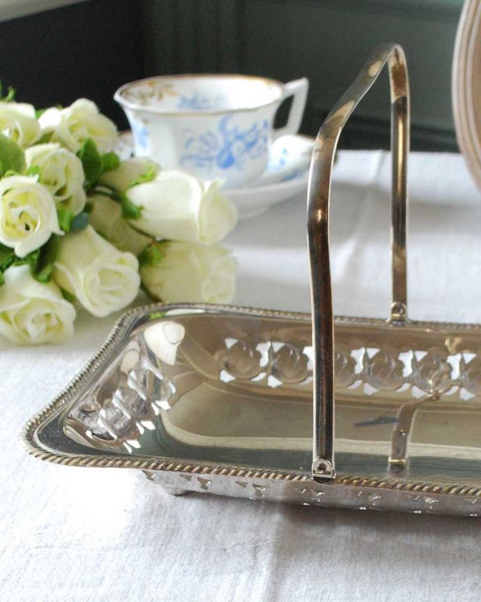 アンティーク シルバー製　アンティーク雑貨　英国のアンティーク銀雑貨、持ち手付きのトレイ（シルバープレート）。テーブルがパッと華やかに繊細で美しい装飾がたっぷり入っています。(k-2565-z)