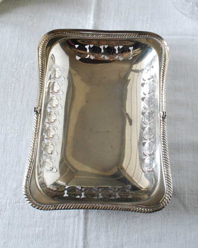 アンティーク シルバー製　アンティーク雑貨　英国のアンティーク銀雑貨、持ち手付きのトレイ（シルバープレート）。上から見るとこんな感じですアンティークなので多少のキズ・汚れがある場合がありますが、使用上問題はありませんので、ご了承下さい。(k-2565-z)