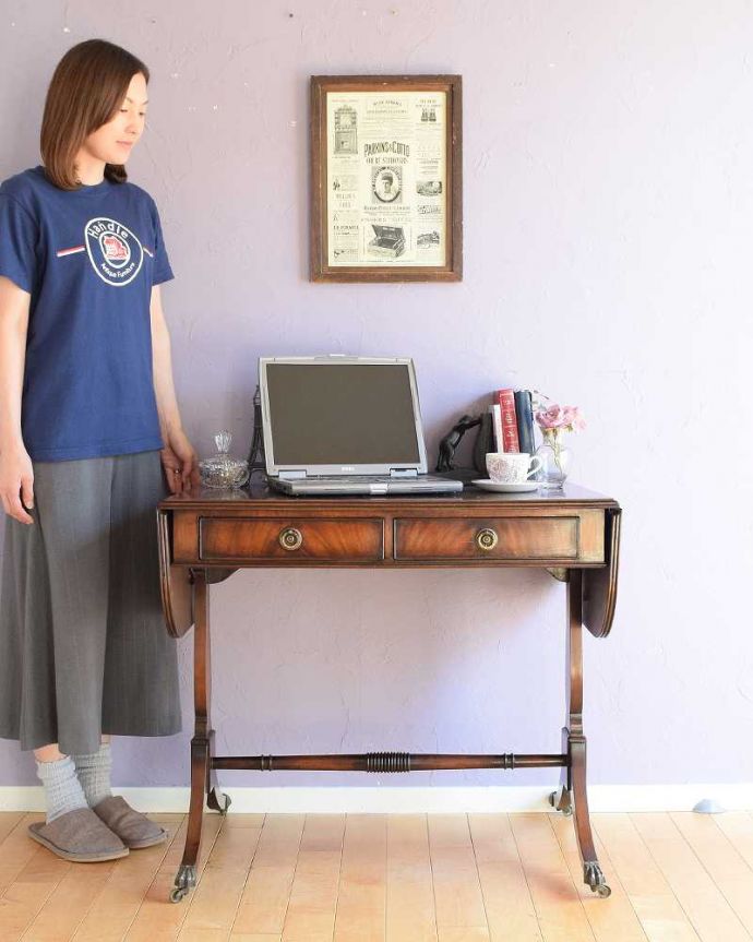アンティークのデスク・書斎机　アンティーク家具　キャスター付きの伸張式のアンティークバタフライテーブル。蝶の羽がモチーフになった美しいテーブルまるで蝶々が羽を広げるように折りたたみが出来るところから名前が付けられた「バタフライ（蝶々）テーブル」。(k-2566-f)