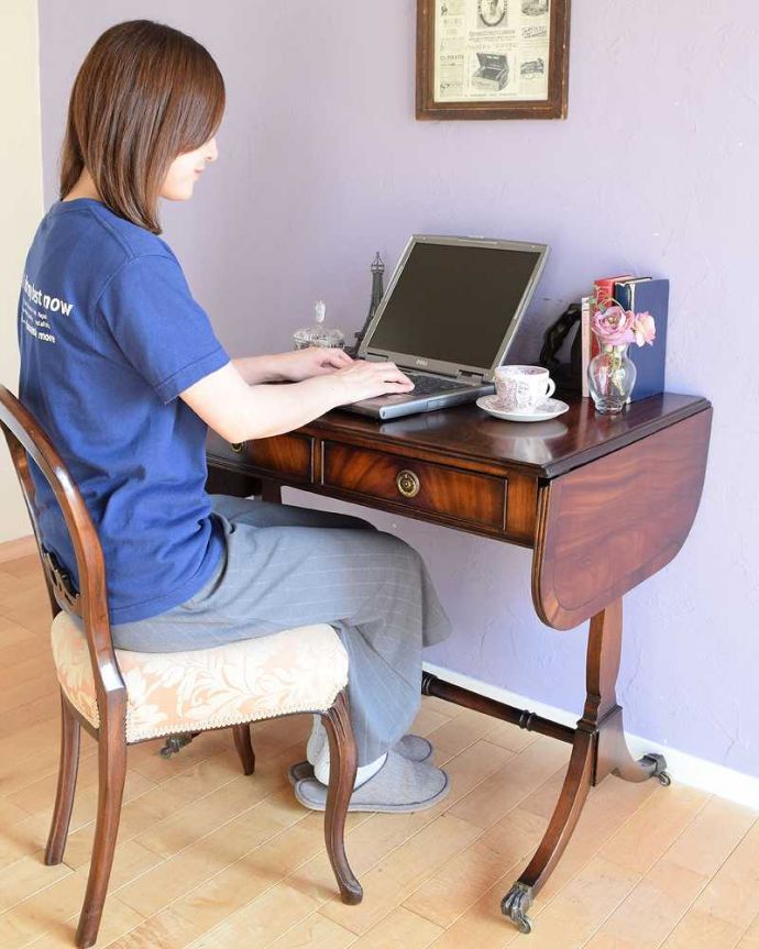 アンティークのデスク・書斎机　アンティーク家具　キャスター付きの伸張式のアンティークバタフライテーブル。自分だけのちょっと贅沢な時間テーブルとしてもデスクとしても使えるデザイン。(k-2566-f)