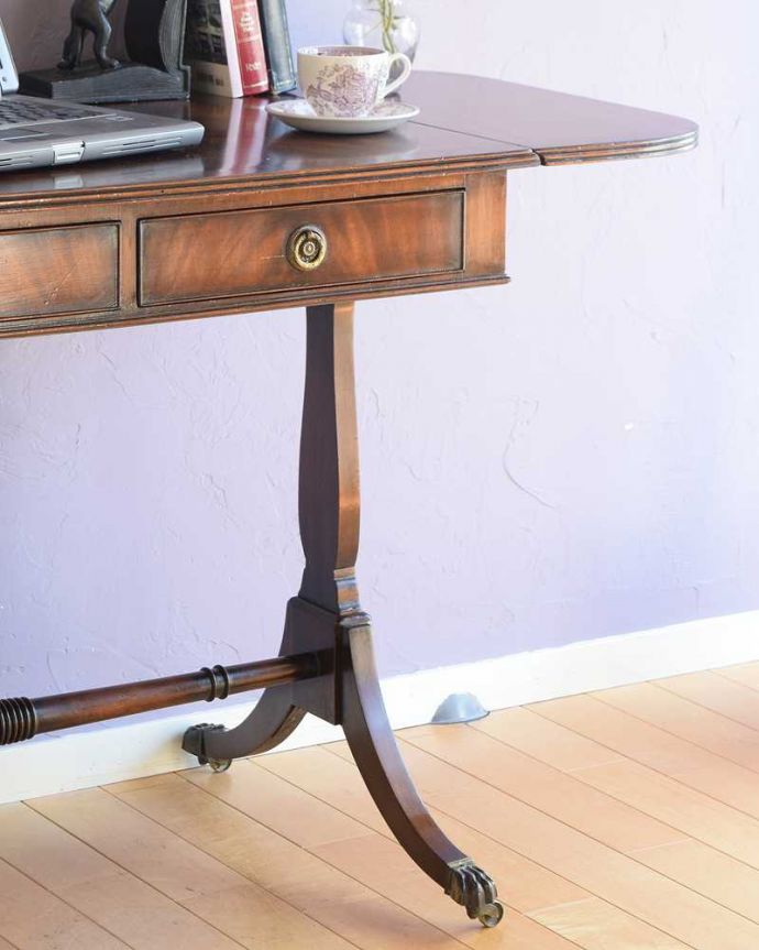 アンティークのデスク・書斎机　アンティーク家具　キャスター付きの伸張式のアンティークバタフライテーブル。英国アンティークらしい優雅な姿にうっとりアンティークらしいデザインの美しさ。(k-2566-f)