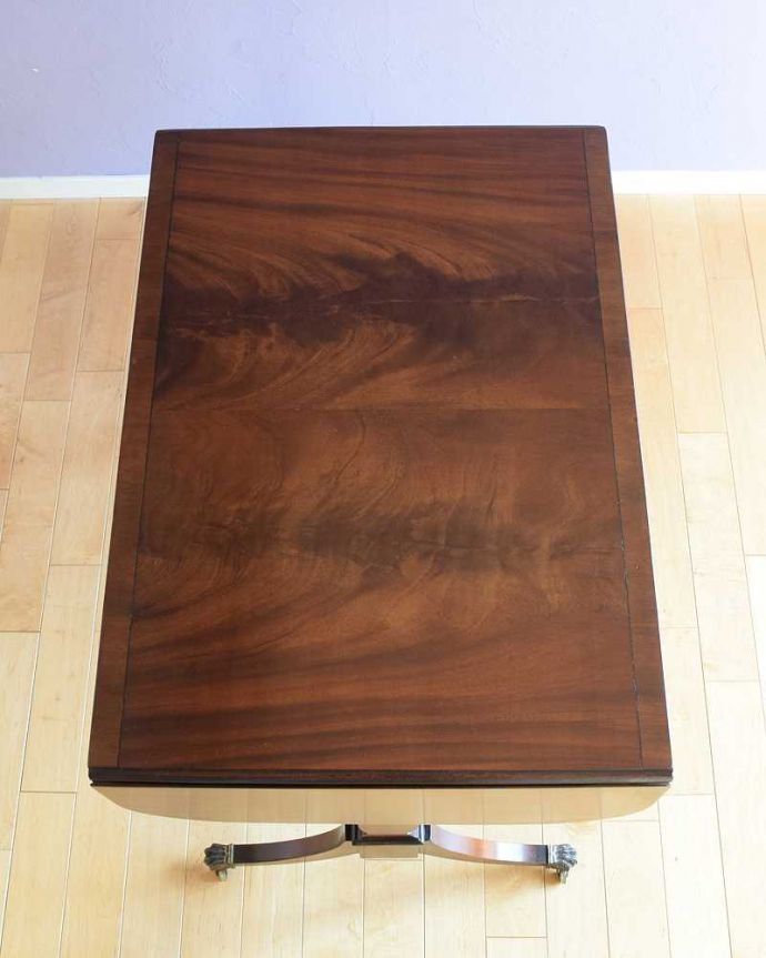 アンティークのデスク・書斎机　アンティーク家具　キャスター付きの伸張式のアンティークバタフライテーブル。畳むとこんなにスリムなサイズリーフを開く前はこんな形です。(k-2566-f)