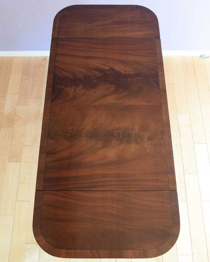 アンティークのデスク・書斎机　アンティーク家具　キャスター付きの伸張式のアンティークバタフライテーブル。天板もキレイにお直ししました。(k-2566-f)