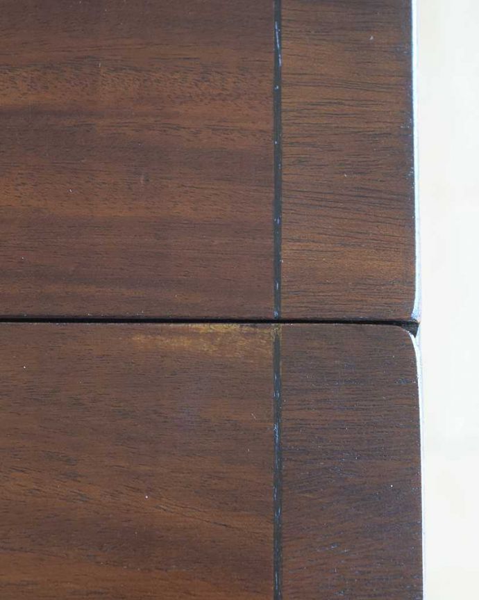 アンティークのデスク・書斎机　アンティーク家具　キャスター付きの伸張式のアンティークバタフライテーブル。天板を近くから見ると･･･革のコンディションもとてもよくキレイです。(k-2566-f)