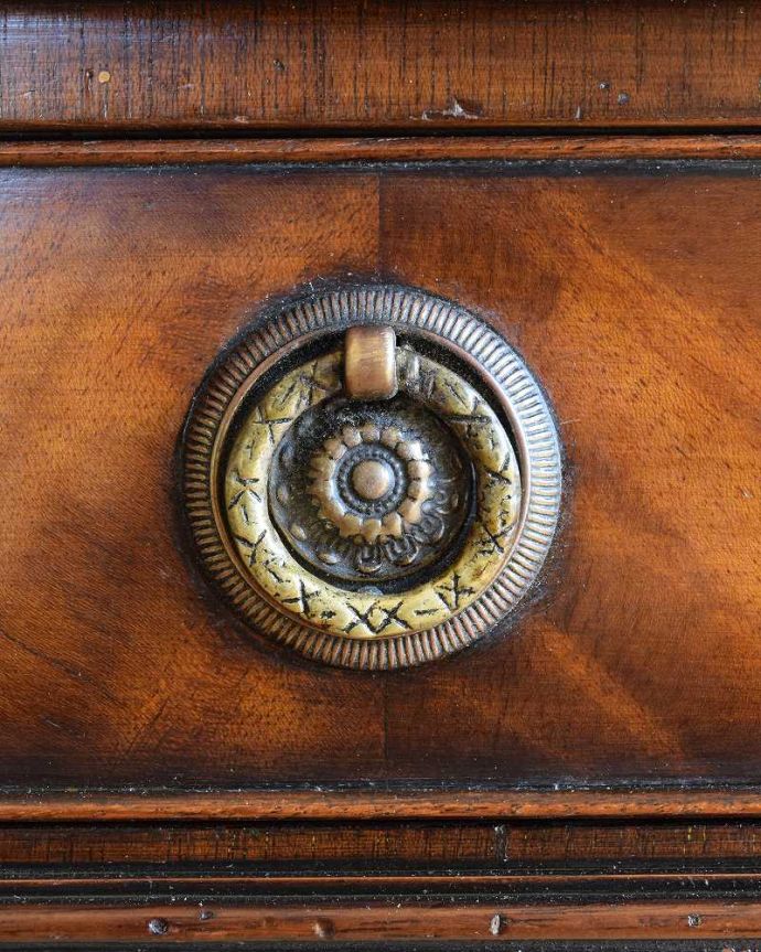 アンティークのデスク・書斎机　アンティーク家具　キャスター付きの伸張式のアンティークバタフライテーブル。アンティークらしい取っ手アンティークらしいデザインの取っ手を、そっと引っ張って開けるたびに、宝箱を開けている気分です。(k-2566-f)