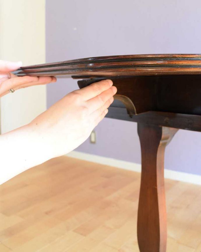 アンティークのデスク・書斎机　アンティーク家具　キャスター付きの伸張式のアンティークバタフライテーブル。あっという間にサイズ変更OK！天板を持ち上げてバーを出すだけで、簡単にサイズが変えれます。(k-2566-f)