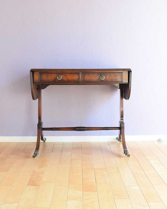 アンティークのデスク・書斎机　アンティーク家具　キャスター付きの伸張式のアンティークバタフライテーブル。リーフを畳むと･･･天板の両側のリーフを畳むと意外にコンパクト。(k-2566-f)