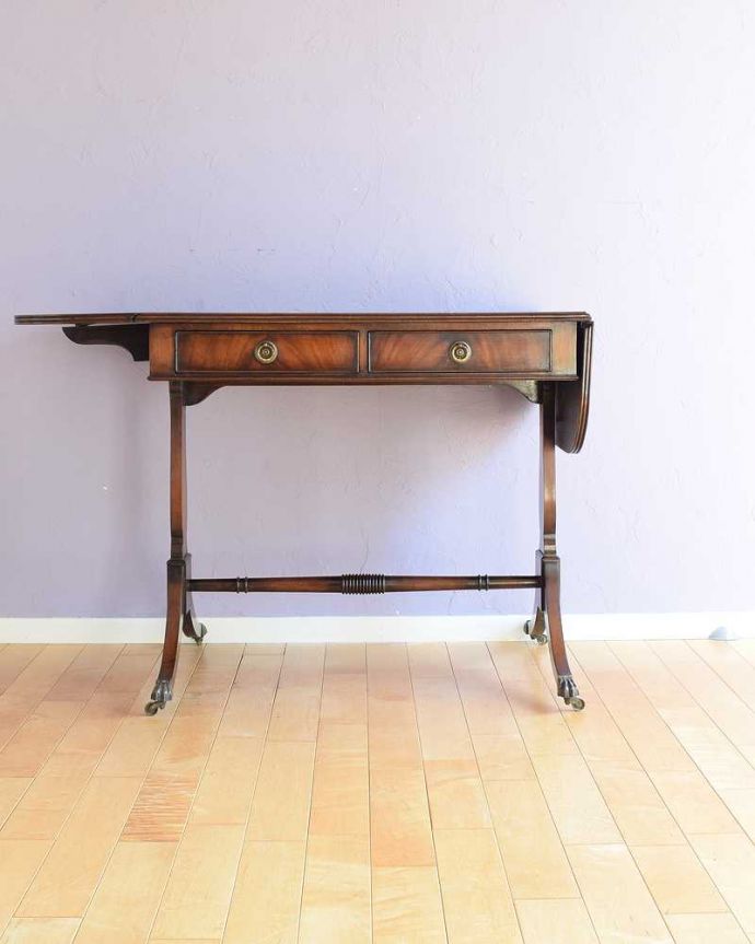 アンティークのデスク・書斎机　アンティーク家具　キャスター付きの伸張式のアンティークバタフライテーブル。片方だけ開いても使えます3WAYで使えるから、片側だけ開いた状態でもOK。(k-2566-f)