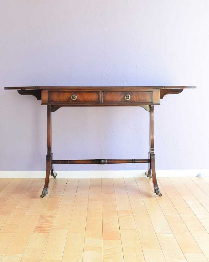 アンティークのデスク・書斎机　アンティーク家具　キャスター付きの伸張式のアンティークバタフライテーブル。両方開いて広々と左右のリーフを開けばゆったりサイズ。(k-2566-f)