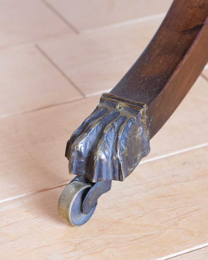 アンティークのデスク・書斎机　アンティーク家具　キャスター付きの伸張式のアンティークバタフライテーブル。女性1人でラクラク運べちゃうんですキャスター付きの脚。(k-2566-f)