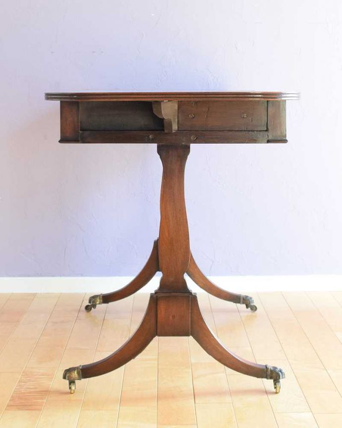 アンティークのデスク・書斎机　アンティーク家具　キャスター付きの伸張式のアンティークバタフライテーブル。横から見てもステキ脚元のデザインは、横から見ると、より美しさが分かります。(k-2566-f)