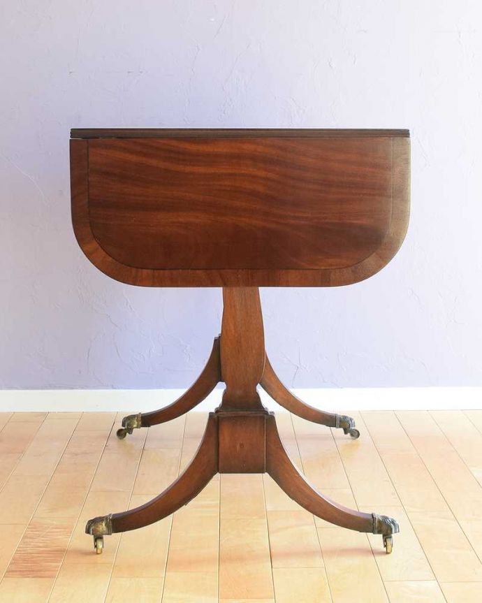 アンティークのデスク・書斎机　アンティーク家具　キャスター付きの伸張式のアンティークバタフライテーブル。天板を畳むとこんな感じ閉じたときは、また違った表情を見せて楽しませてくれます。(k-2566-f)