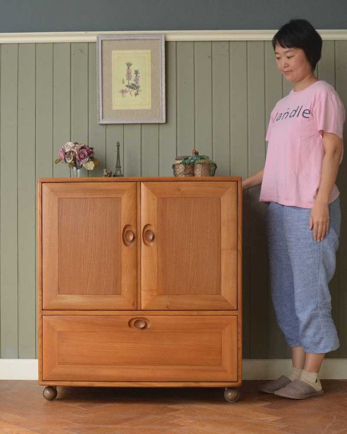 アーコールの家具　アンティーク家具　北欧スタイルのお部屋にピッタリ似合うビンテージ家具、アーコール社のテレビキャビネット。人気のヒミツは北欧スタイルのデザインやっぱりスッキリとカッコイイ北欧デザインが人気のテレビボード。(k-2567-f)