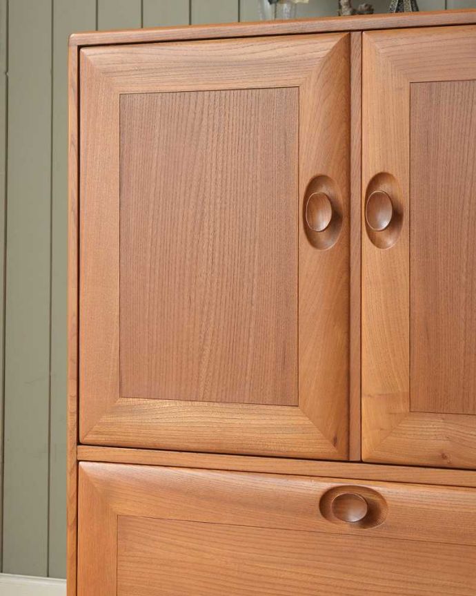 アーコールの家具　アンティーク家具　北欧スタイルのお部屋にピッタリ似合うビンテージ家具、アーコール社のテレビキャビネット。ヴィンテージ家具らしいあたたかさ。(k-2567-f)