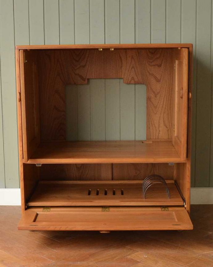 アーコールの家具　アンティーク家具　北欧スタイルのお部屋にピッタリ似合うビンテージ家具、アーコール社のテレビキャビネット。扉の奥はたっぷり収納扉を開けると、中にテレビを入れても電気配線コードが出せて、熱もこもらないように背板がくりぬいてある実力派です。(k-2567-f)