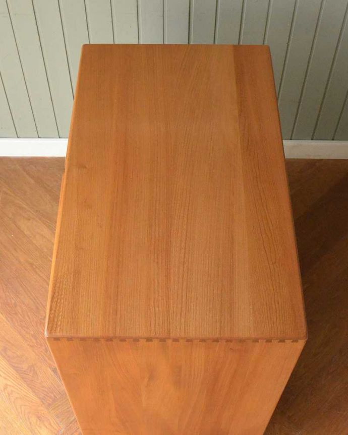 アーコールの家具　アンティーク家具　北欧スタイルのお部屋にピッタリ似合うビンテージ家具、アーコール社のテレビキャビネット。天板の塗装もキレイに仕上げましたヴィンテージの家具は修復方法が様々。(k-2567-f)