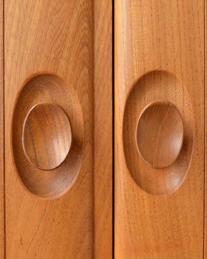 アーコールの家具　アンティーク家具　北欧スタイルのお部屋にピッタリ似合うビンテージ家具、アーコール社のテレビキャビネット。デザインの一部になっている取っ手取っ手のデザインもシンプルかつ機能的に。(k-2567-f)