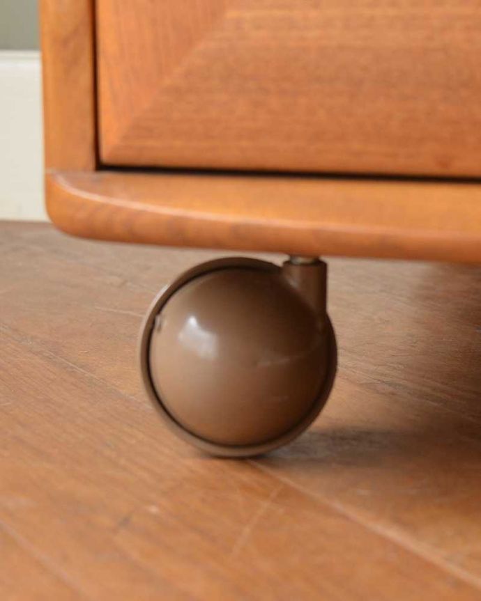 アーコールの家具　アンティーク家具　北欧スタイルのお部屋にピッタリ似合うビンテージ家具、アーコール社のテレビキャビネット。女性1人でラクラク運べちゃう仕掛けHandleのアンティークの脚の裏にはフェルトキーパーが付いているんです。(k-2567-f)