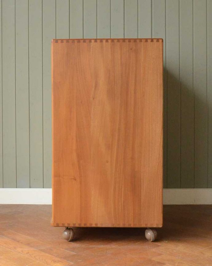 アーコールの家具　アンティーク家具　北欧スタイルのお部屋にピッタリ似合うビンテージ家具、アーコール社のテレビキャビネット。横から見てもスッキリどこから見てもスッキリとしてステキなヴィンテージ。(k-2567-f)