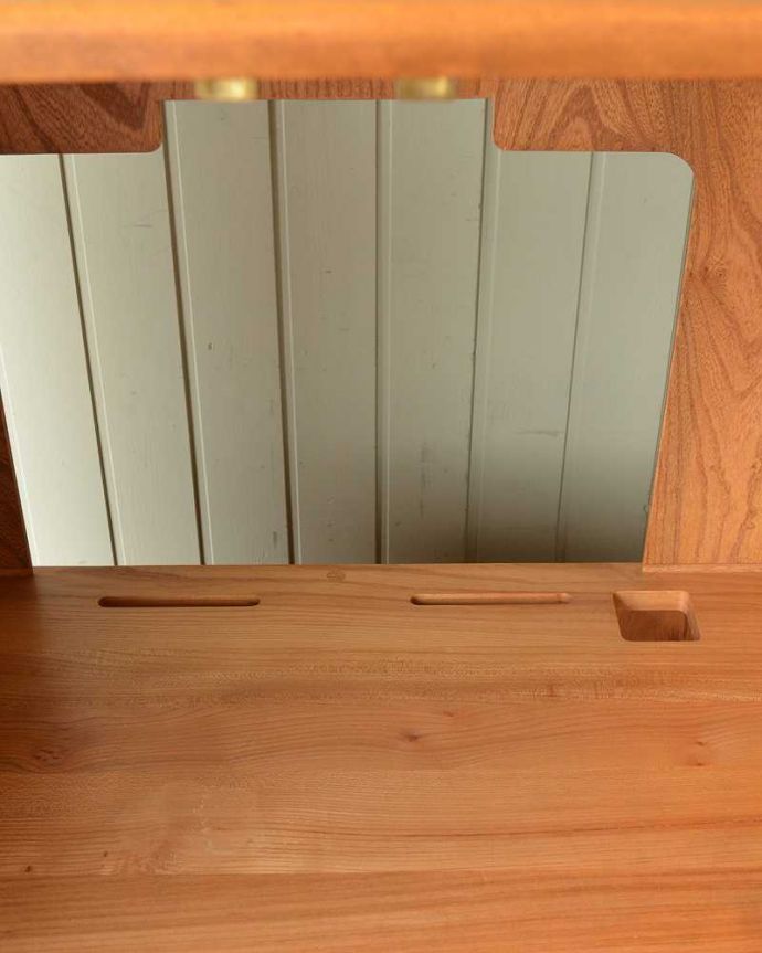 アーコールの家具　アンティーク家具　北欧スタイルのお部屋にピッタリ似合うビンテージ家具、アーコール社のテレビキャビネット。トコトン使いやすい！コンセントを出すための穴もあけてあるんです。(k-2567-f)