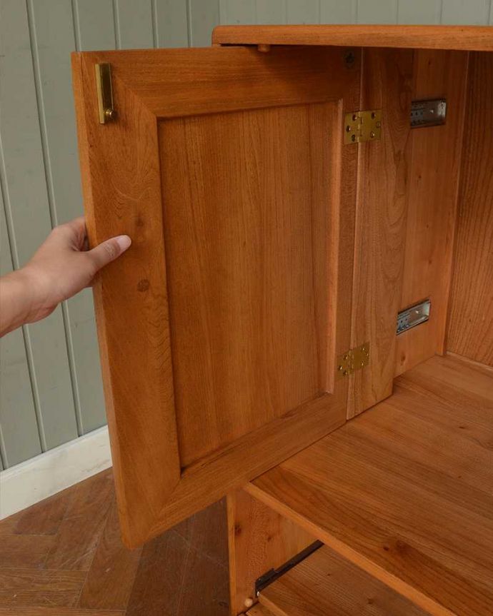 アーコールの家具　アンティーク家具　北欧スタイルのお部屋にピッタリ似合うビンテージ家具、アーコール社のテレビキャビネット。テレビを見るときはスッキリ収納扉はそのままスライドさせて中に入れることが出来るんです。(k-2567-f)