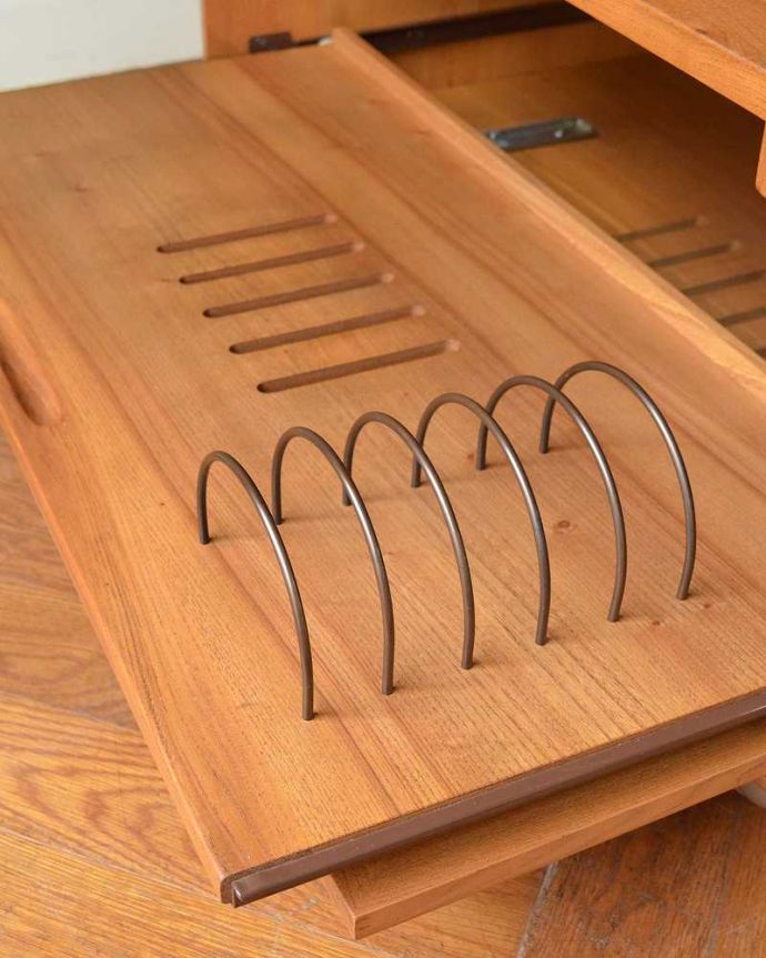 アーコールの家具　アンティーク家具　北欧スタイルのお部屋にピッタリ似合うビンテージ家具、アーコール社のテレビキャビネット。スッキリ収納CDやDVDを立てて収納できます。(k-2567-f)